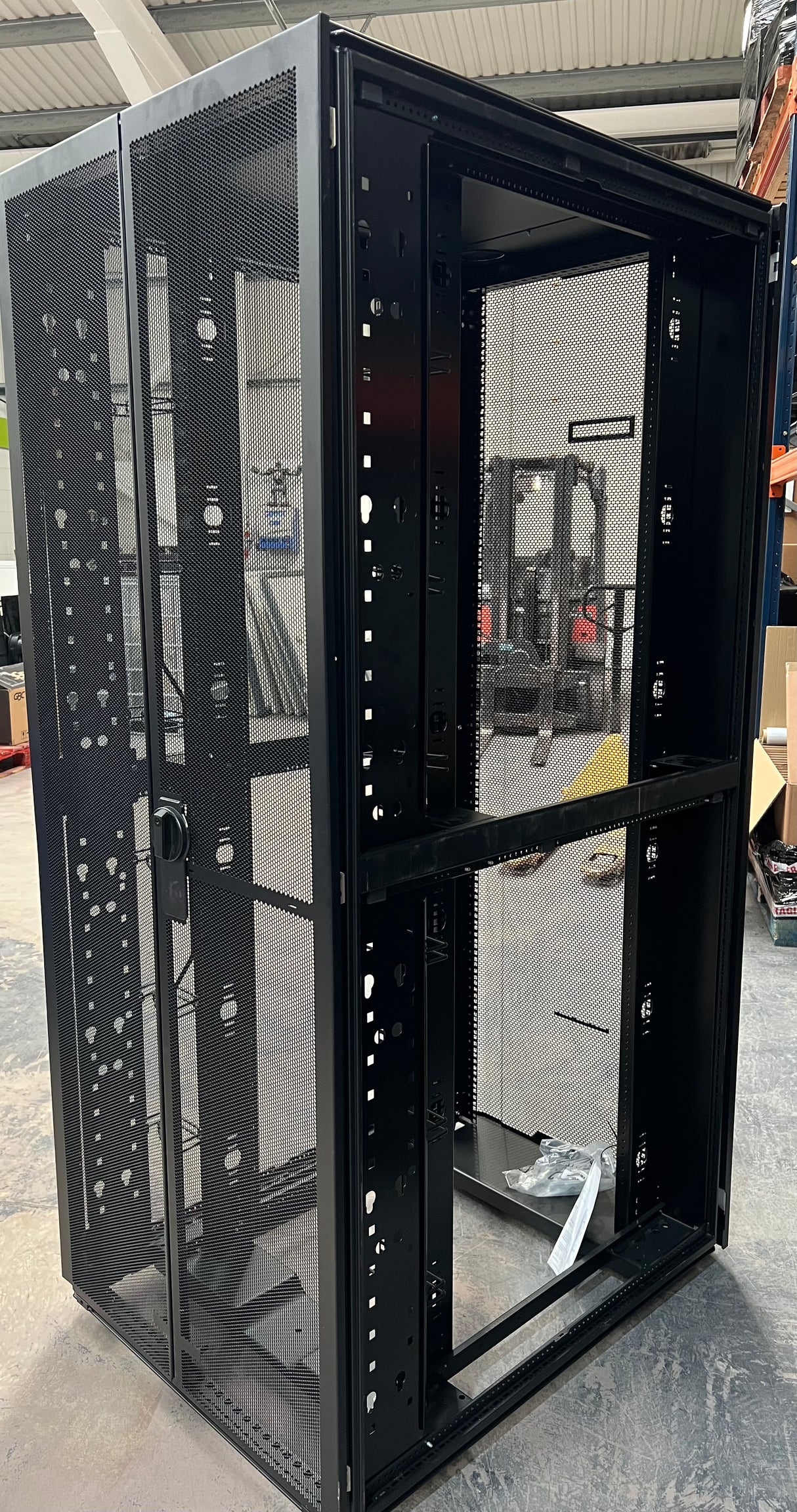 Brand New HP 42u Server Rack Cabinet - Complete With Keys - Product NO: 866975-001